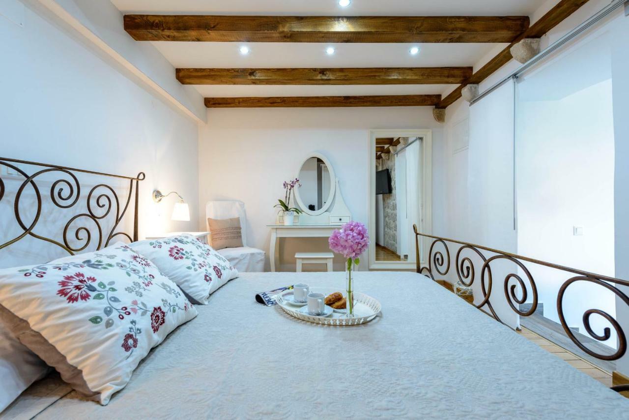 Leona Apartment