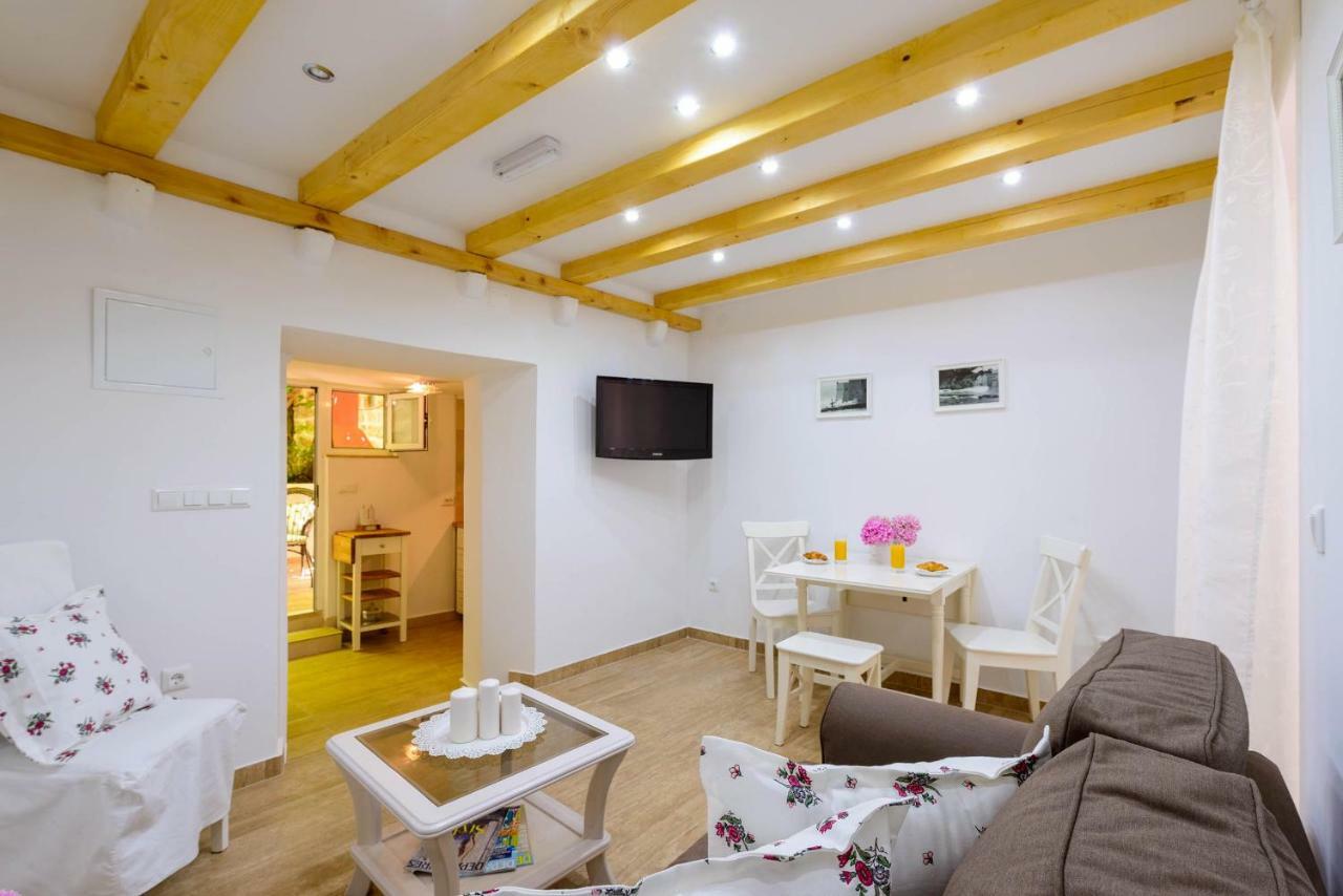 Leona Apartment *